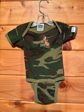 Vintage Spencer’s Jellystone Yogi Bear Park Camo Baby Onesie Size S 13-18lbs